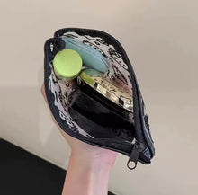 Cargar imagen en el visor de la galería, Cosmetiquera Hello Kitty - MissFundas 