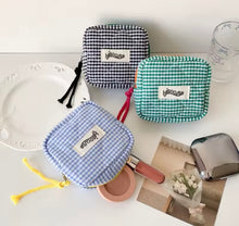 Cargar imagen en el visor de la galería, Mini Bolsa de Maquillaje Vichy - MissFundas 