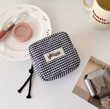 Cargar imagen en el visor de la galería, Mini Bolsa de Maquillaje Vichy - MissFundas 